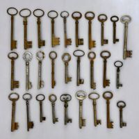 Lot de 28 grandes clés anciennes. 7 à 11 cm de longueur