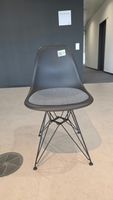 Vitra Eames Plastic Chair DSR, Schwarz, Polster Graublau