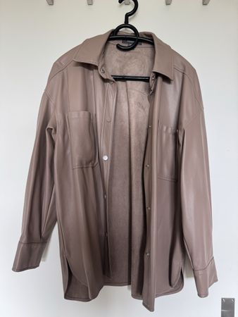 Trendige Übergangsjacke im Lederlock