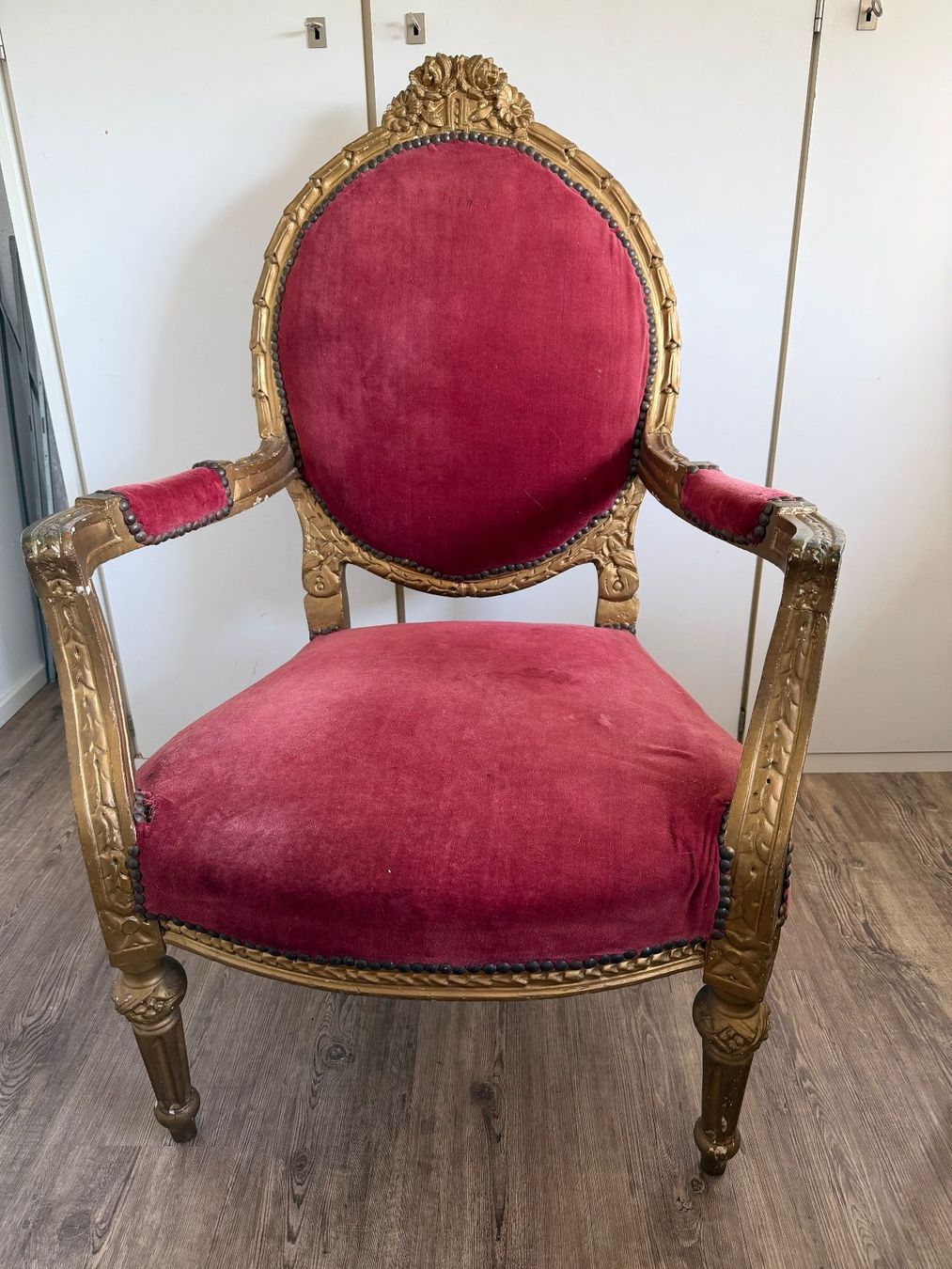 Fauteuils: Antiker Sessel mit rotem Samtbezug – D'occasion à Muttenz par flowers04 1