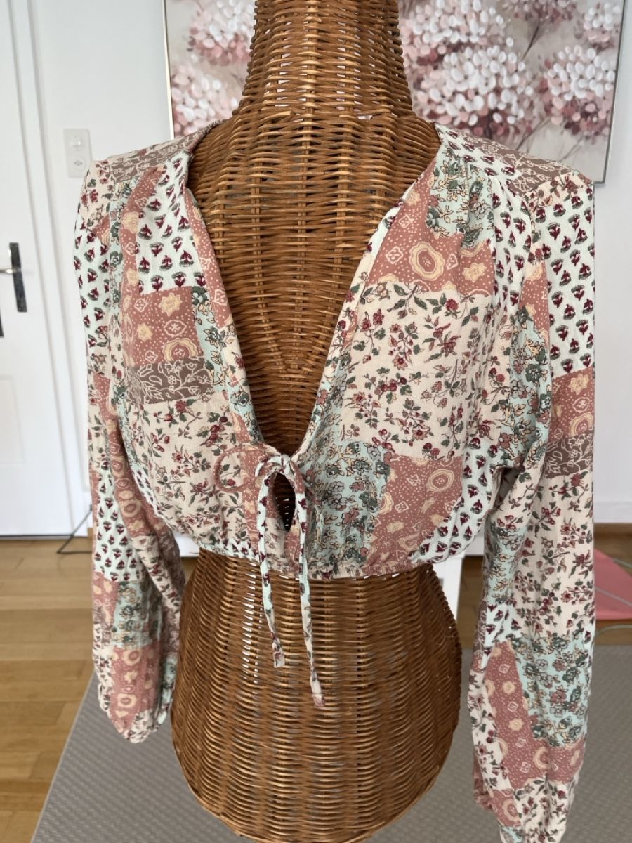 Pull&Bear Blusen: Bluse Crop Patchwork Blumenprint, Pull&Bear,  – Gebraucht aus Solothurn von Bobesch08