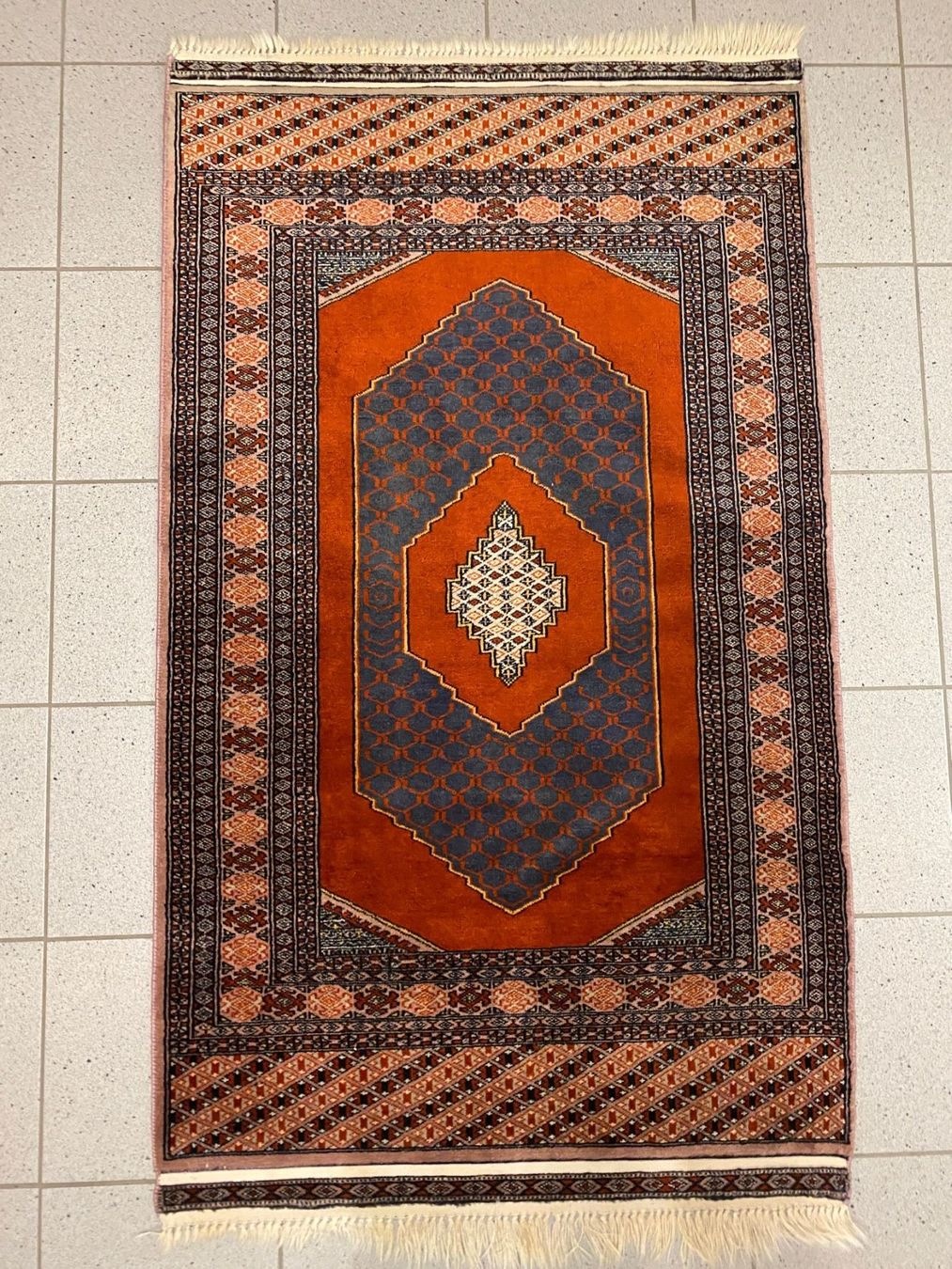 Tappeti: HANDGENÜPFTER ORIENTTEPPICH – Usato da Mumpf venduto da PEPsPARADISE
