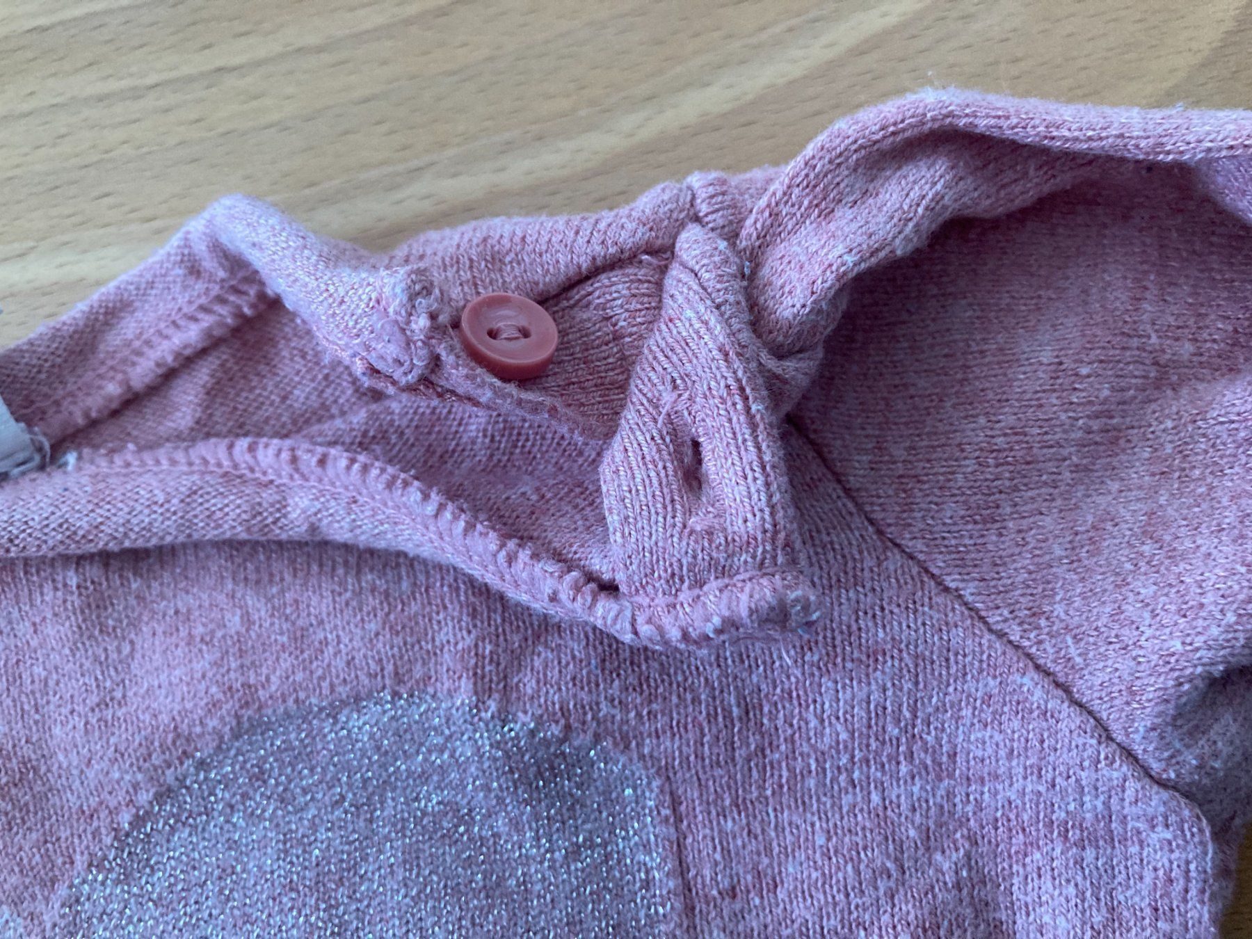 H&M Maglioni & Felpe: Pullover mit Herz-Motiv "H&M" – Usato da Muttenz venduto da Juvenile33 2