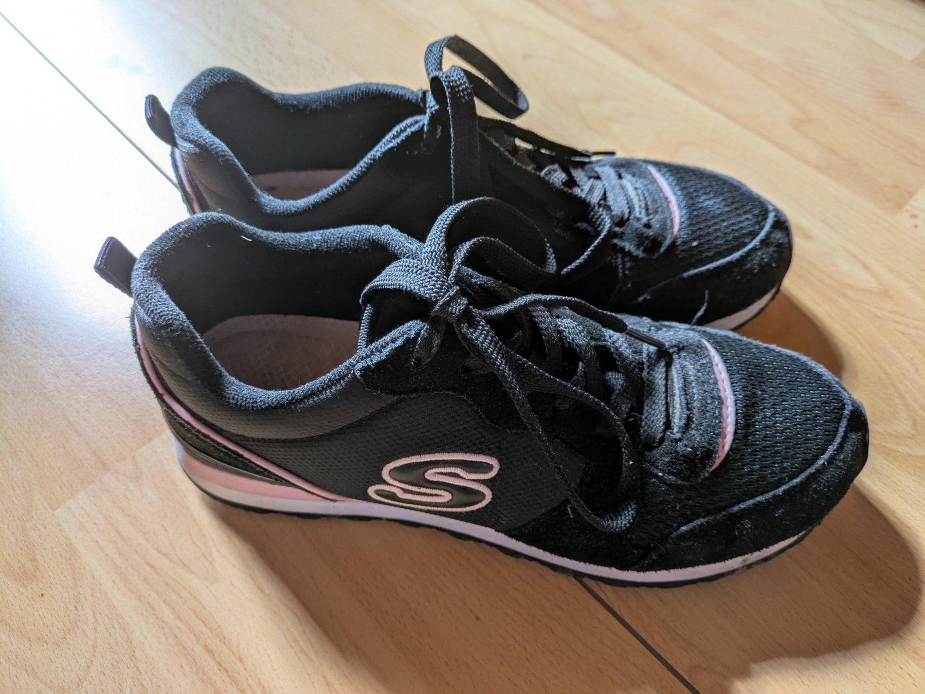 Scarpe da donna: Sketchers, schwarz-rosa, 38 – Usato da Reichenburg venduto da Telja