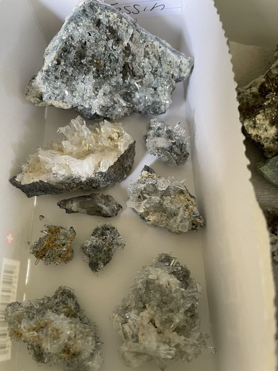 Minéraux & Lithothérapie: Alte Mineraliensammlung  – D'occasion à Mollis par Romana1978 2