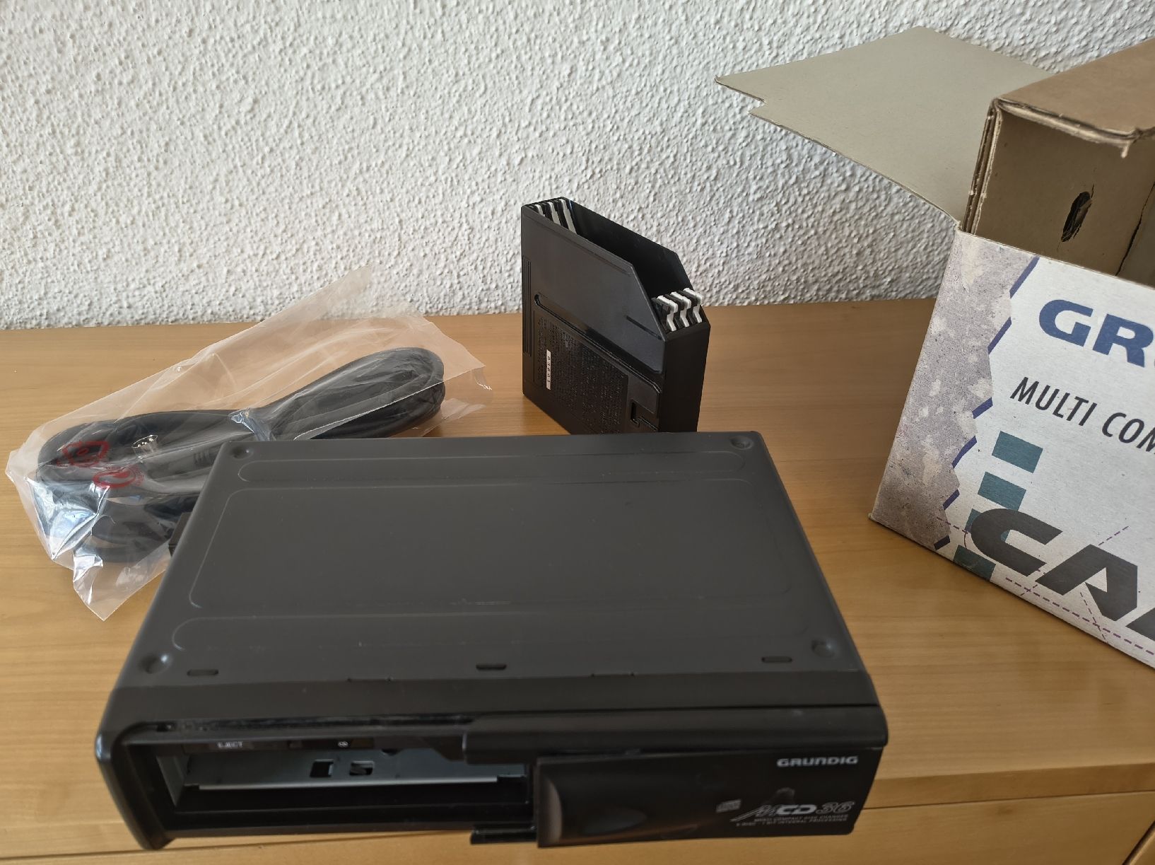 Grundig Radio: GRUNDIG Autoradio und CD-Wechsler – Usato da Oberglatt ZH venduto da ang_7znb 7