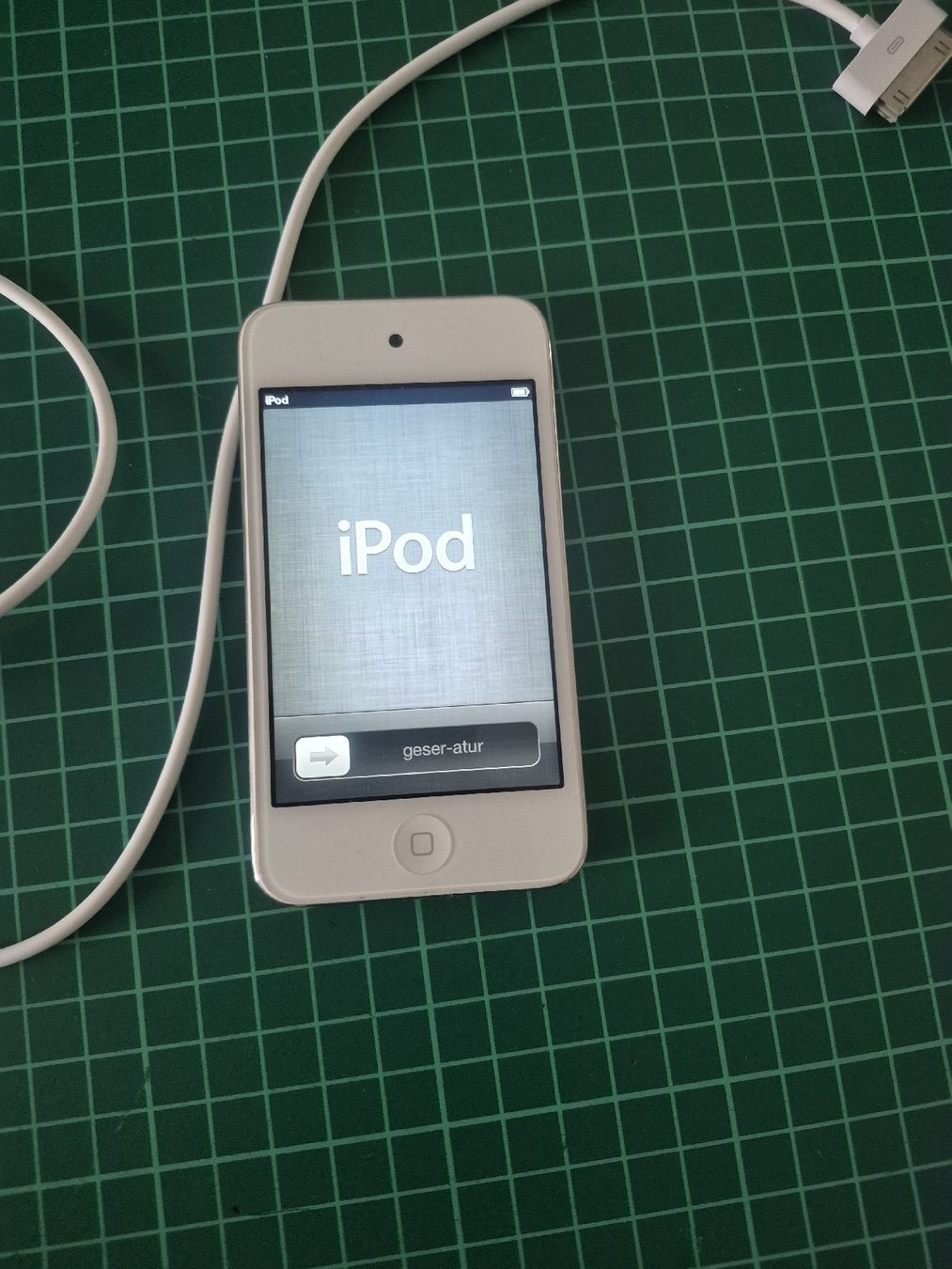 Apple Tragbarer Mediaplayer: Apple iPod Touch 4th Gen 32GB with  charger Cable  – Gebraucht aus Meyrin von Retro-GZ 1