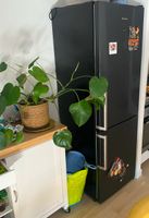 Schwarzer Hisense-Kühlschrank, geräumig und elegant