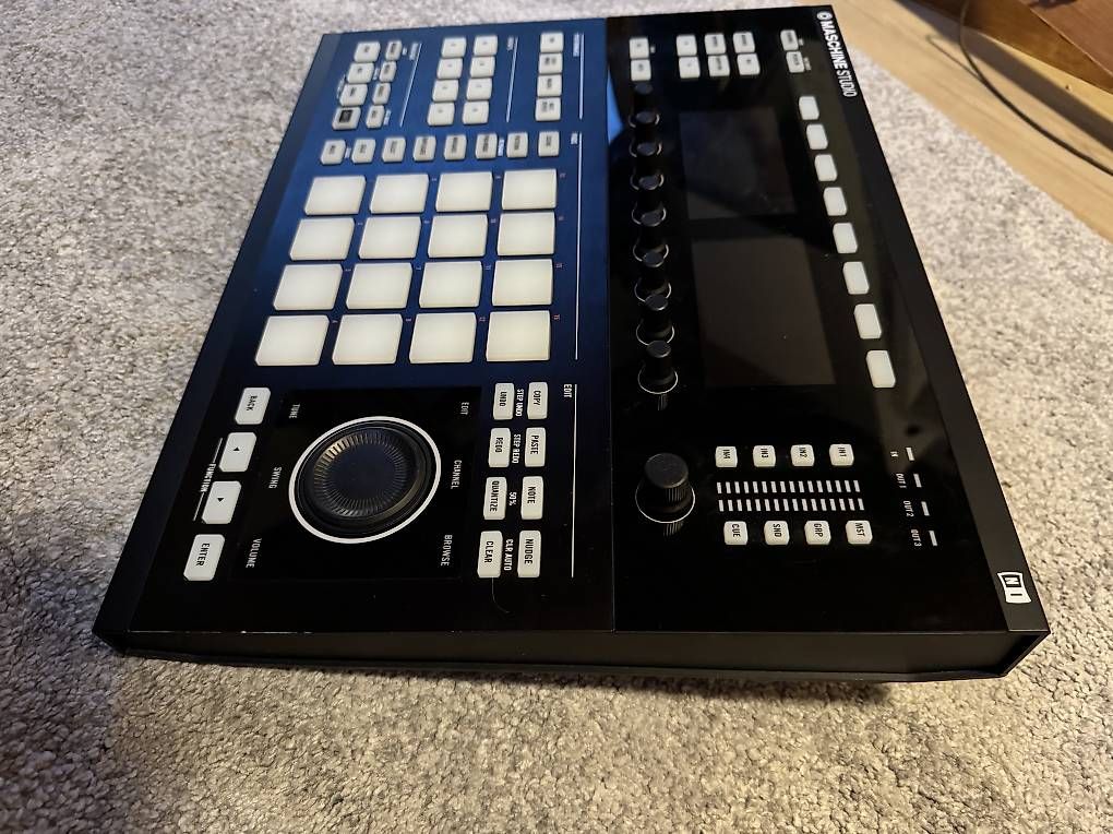 Instruments de musique: Maschine Studio Native Instruments – D'occasion à Niederstocken par michel_jacqueline 1