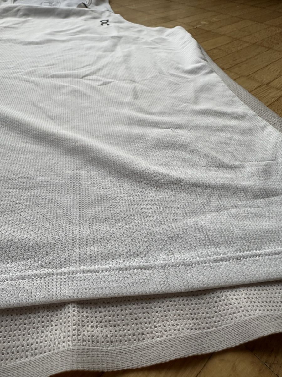 Top: ON tank top white – Usato da Zug venduto da abe_6llp 1