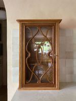 Kleine Vitrine mit viktorianischen Holzverzierungen