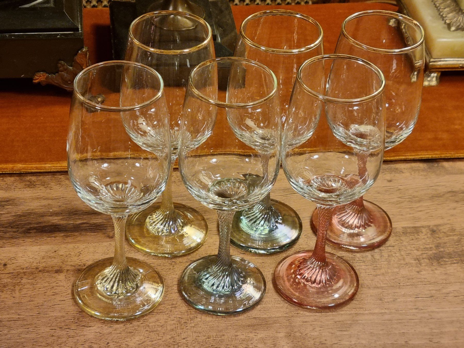 Verres: 6 Gläser, farbige Stiele, 18 cm – D'occasion à Scharnachtal par devin03 1
