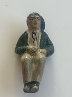 Kleine Figur Mann sitzend bemalt guter Zustand(S31)