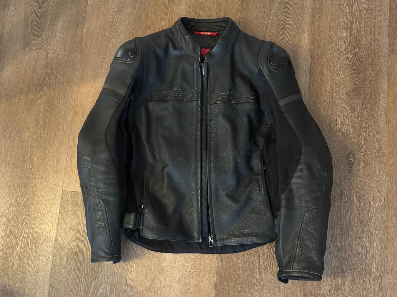 Dainese Giacche: Dainese Lederjacke Grösse 52 mit Rückenprotektor – Usato da Uzwil venduto da met_2cth