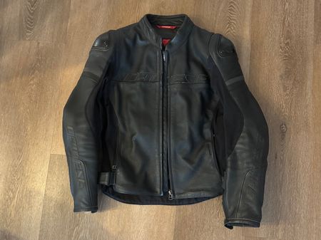 Dainese Lederjacke Grösse 52 mit Rückenprotektor