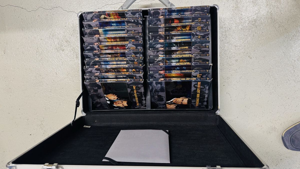 Tutti i DVDs: James Bond 007 Ultimate Edition und eine Tasche Diverse – Usato da Sargans venduto da Svx100 2