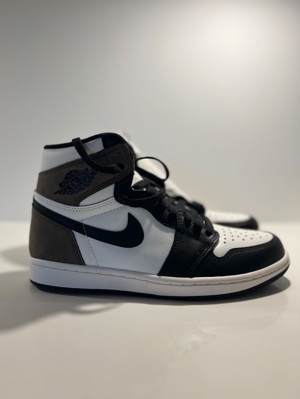 Jordan Herrenschuhe: Air Jordan 1 Dark Mocha – Neu (gemäss Beschreibung) aus Kägiswil von Denxn