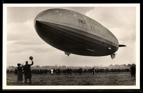 Foto & Poster: Zeppelin LZ 129 Hindenburg vor der Landu – Usato da Berlin venduto da bartko-reher
