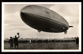 Zeppelin LZ 129 Hindenburg vor der Landu