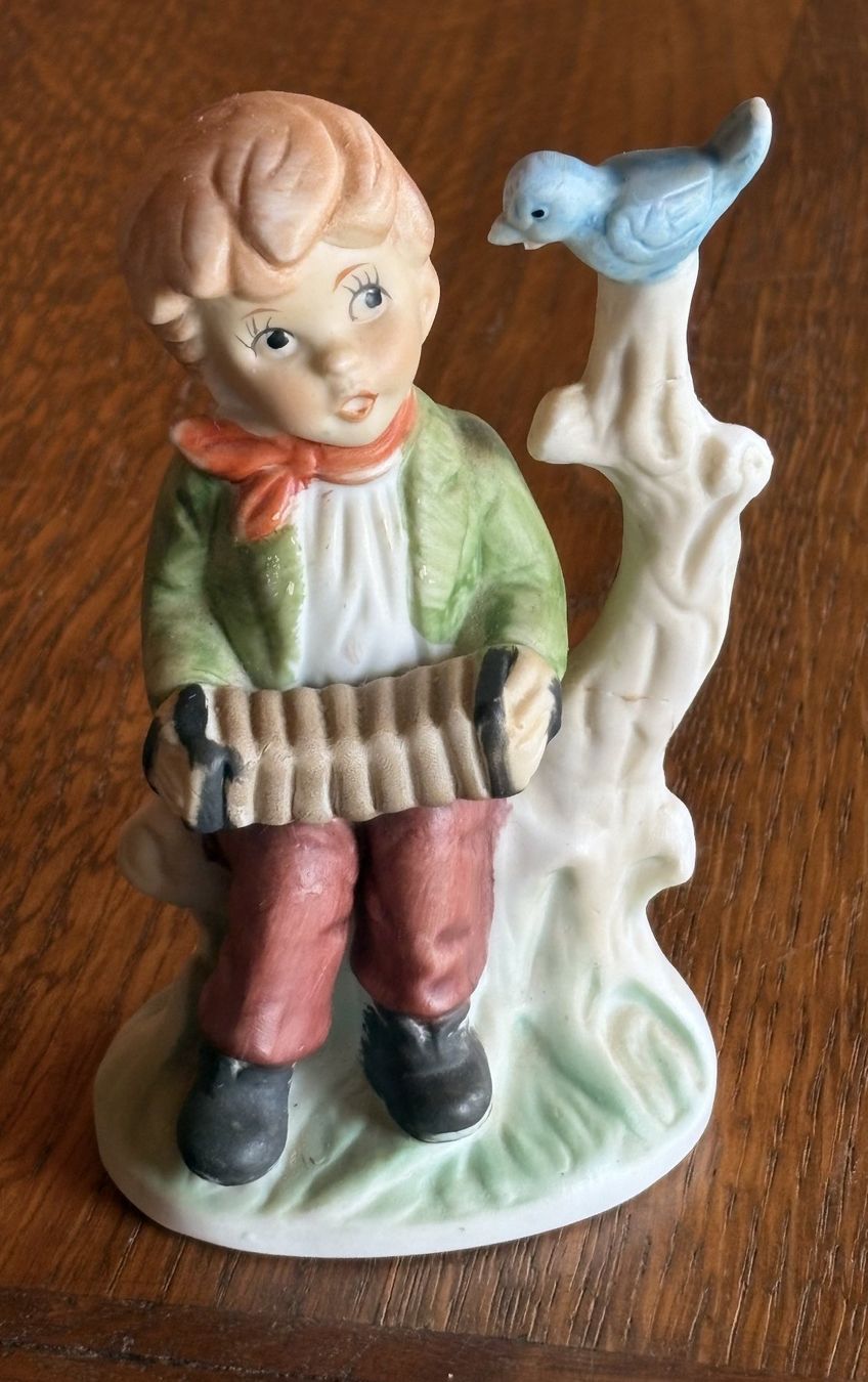 Statuette: Junge mit Ziehharmonika & Vogel. – Usato da Neukirch-Egnach venduto da Phion