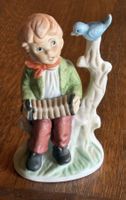Junge mit Ziehharmonika & Vogel.