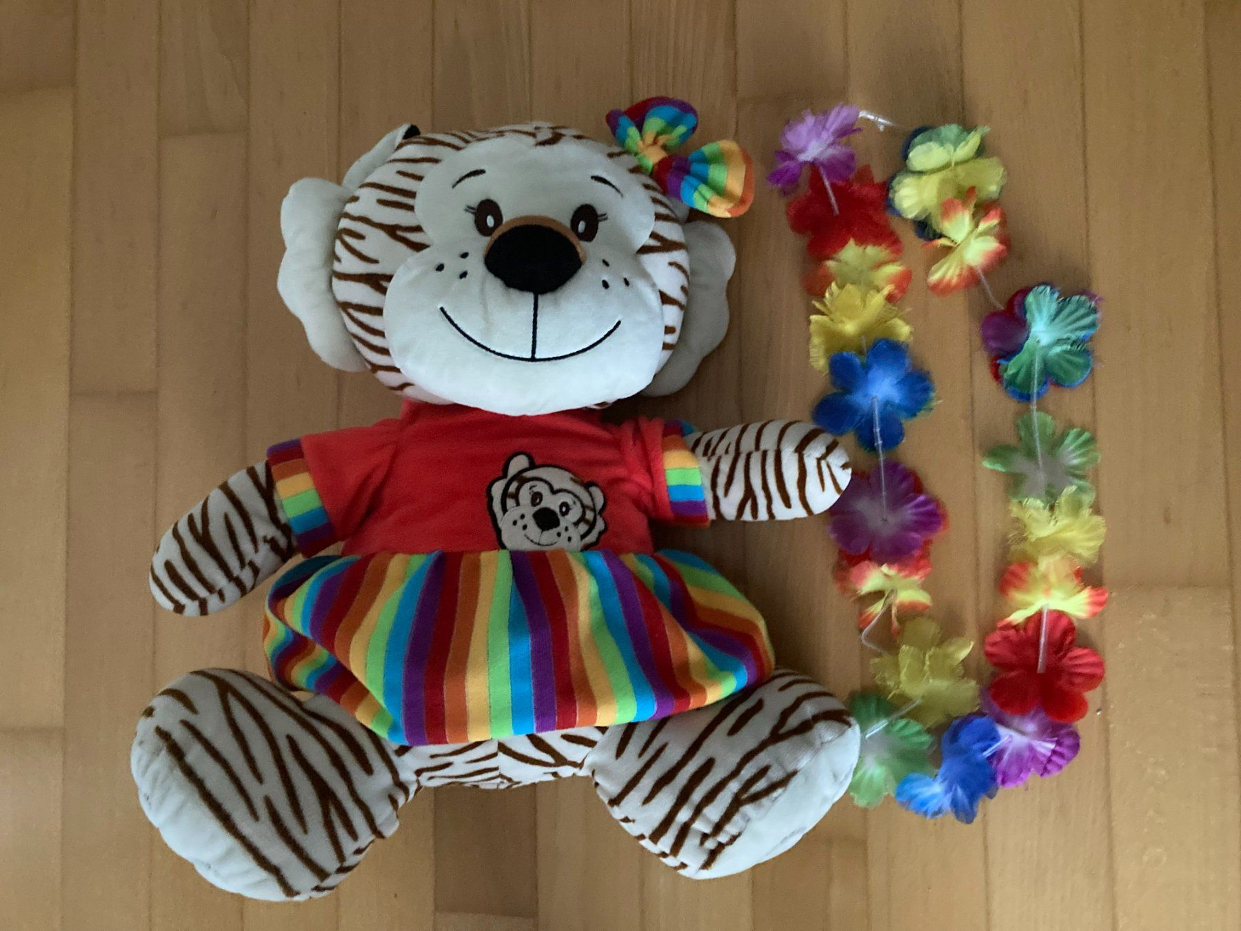 Spielzeuge: Grosser Plüschtiger mit Blumenkette – Gebraucht aus Muttenz von Juvenile33 2