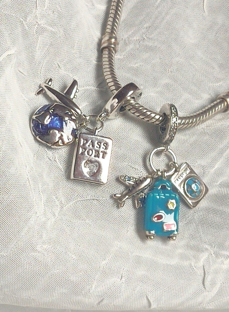 Ciondoli: Charm de voyage pour bracelet. – Nuovo e nell'imballaggio originale da Lamboing venduto da Qtrica