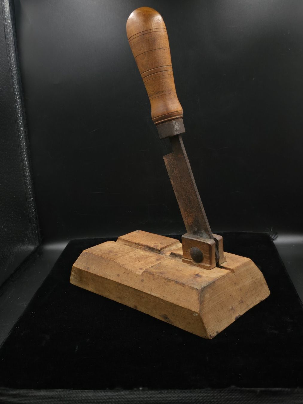 Tutti gli attrezzi: Alter Tabakschneider, Holz mit Eisenmesser – Usato da Rorschacherberg venduto da snOOpydOg11 5