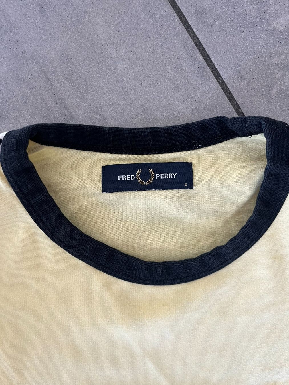 Fred Perry T-shirt: FRED PERRY T-Shirt Gelb – Usato da Otelfingen venduto da Denis_ZH 2