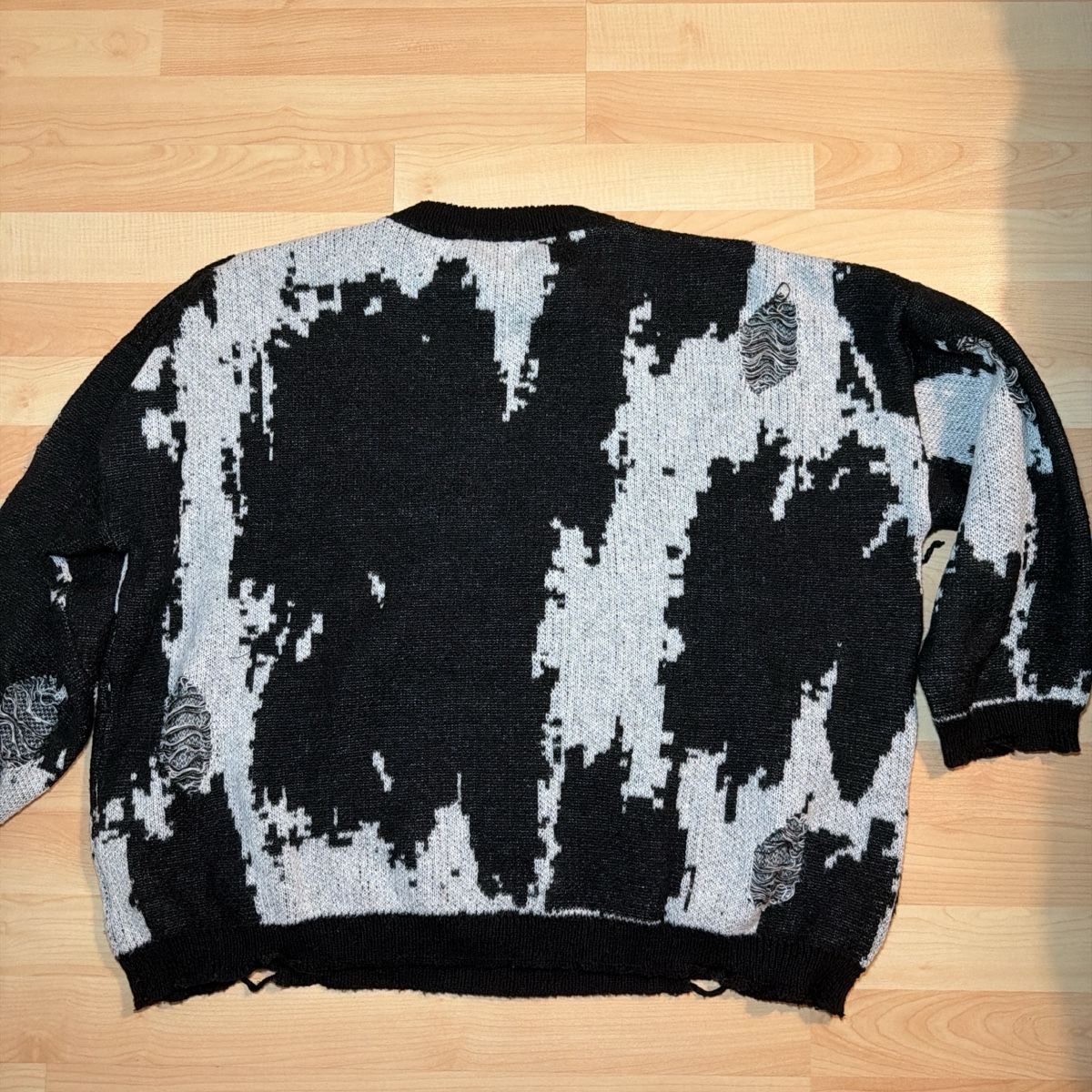 Maglioni & Felpe: Distressed Black & White Sweater - Grunge Style - Cool! – Usato da St. Gallen venduto da ber_82p9 1