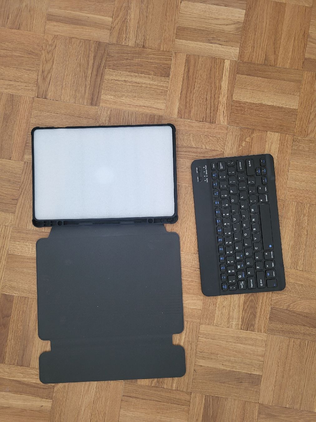 Covers & Borse: Praktisches Tablet-Case mit Bluetooth-Tastatur. – Usato da Winterthur venduto da kum_y6gq 2
