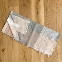 Warmer Herbst Schal im trendigen Karo-Muster, neuwertig