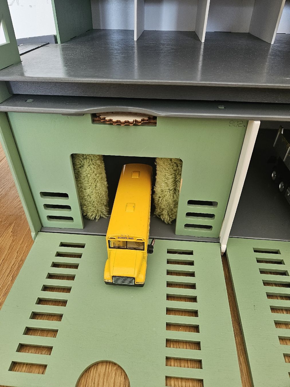 Giocattoli: Grosse Holz-Parkgarage – Usato da Worblaufen venduto da sch_2bxn 3