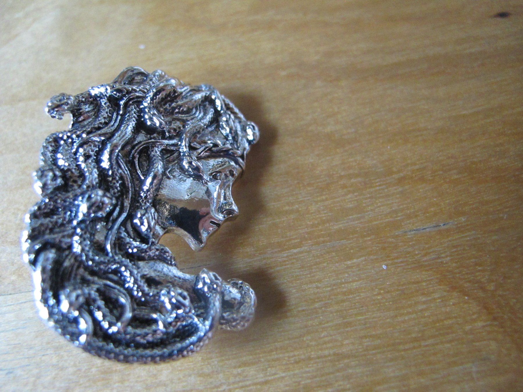 Broschen & Nadeln: Medusa Brosche, Antik Silber Look, Schlangen – Neu (gemäss Beschreibung) aus Löhningen von Chimae67 1