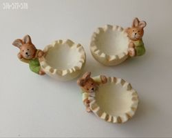 Drei Eierbecher Hase