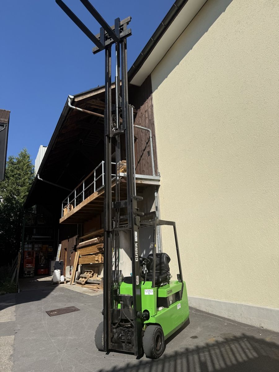 Clark Gabelstapler & Hubwagen: Stapler Gabelstapler 5.56 Meter Hubhöhe  – Gebraucht aus Ebnat-Kappel von Suizo1291 1