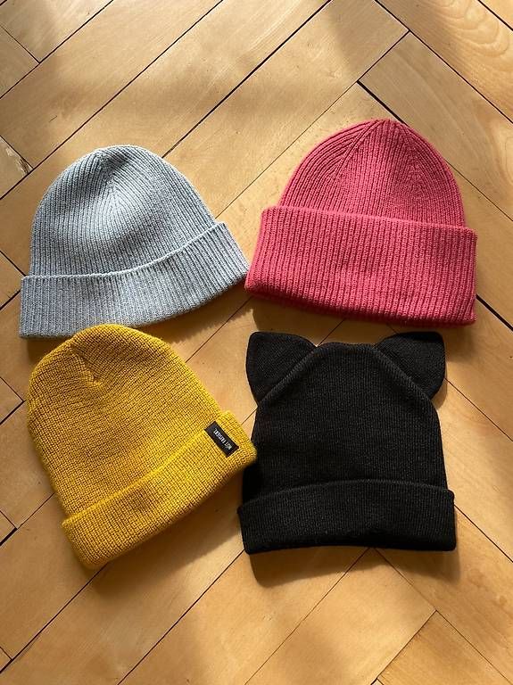 Hüte, Mützen & Caps: Set aus vier Strickmützen – Neu und originalverpackt aus Zürich von kar_b6fj