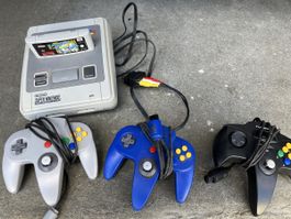 Super Nintendo (mit Controllern)