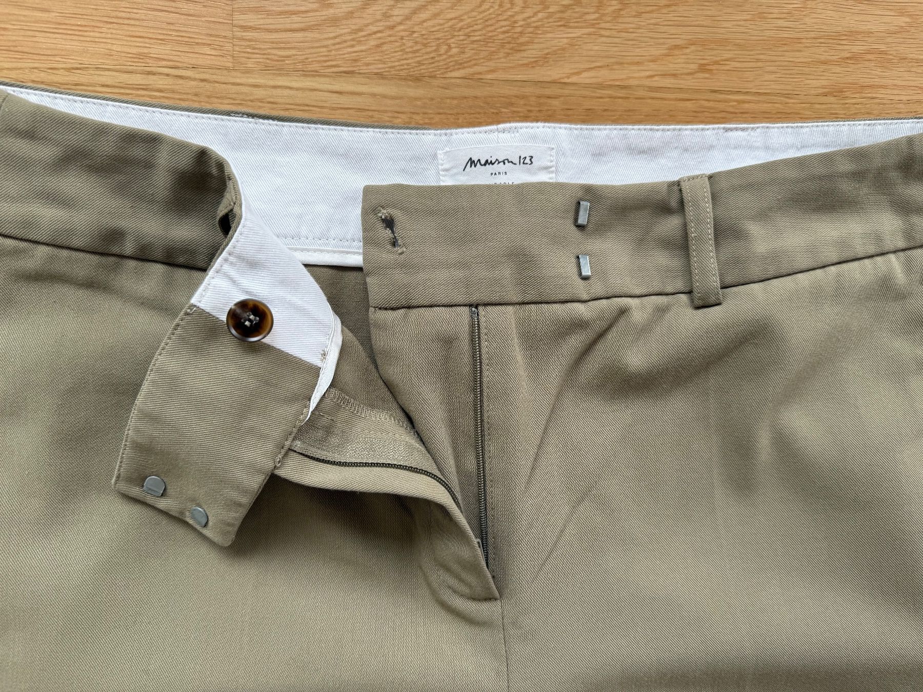 Maison 123 Pantaloni: Pantalon Maison 123 taille 40 beige – Usato da Lausanne venduto da ElVinche 1