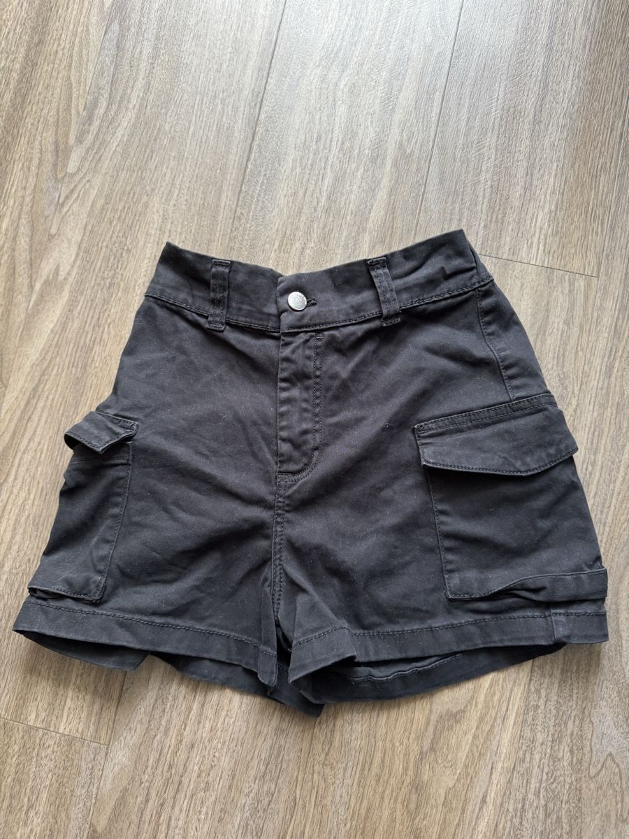 Tally Weijl Hosen: 🖤BLACK CARGO SHORTS🖤 – Gebraucht aus Dietikon von athiinax