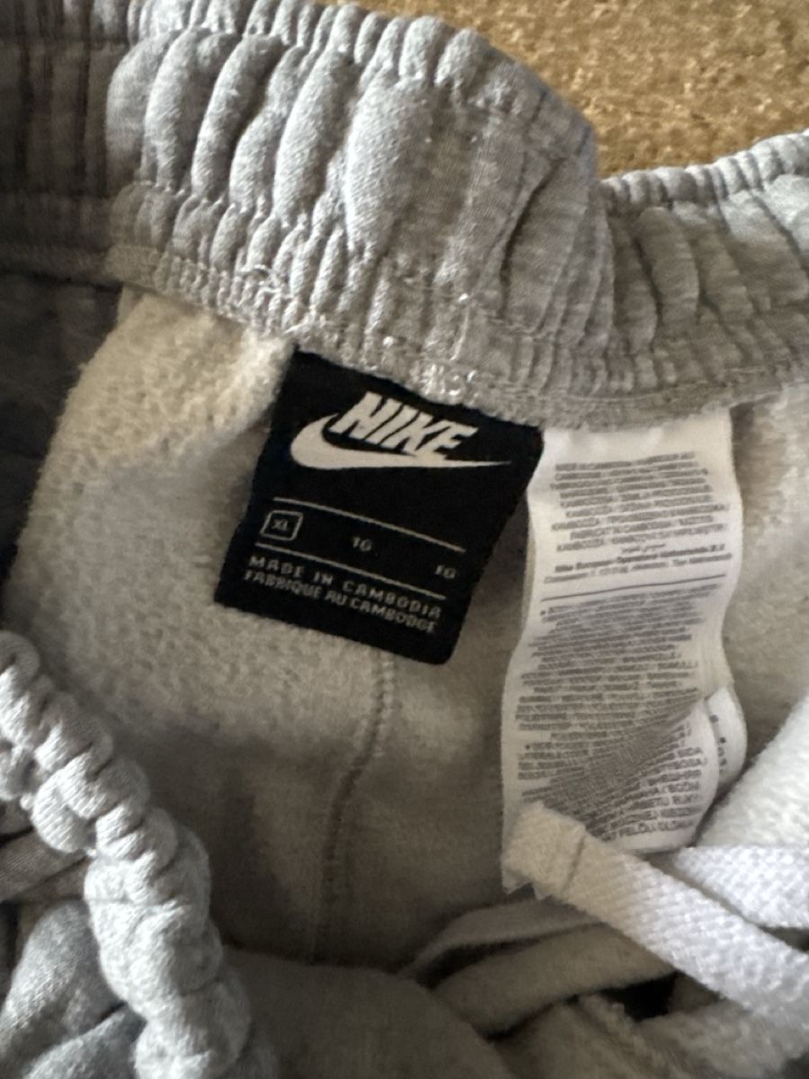 Hosen: Kurze Jogginghose Nike, Grösse XL – Gebraucht aus Schlieren von nowaya 1