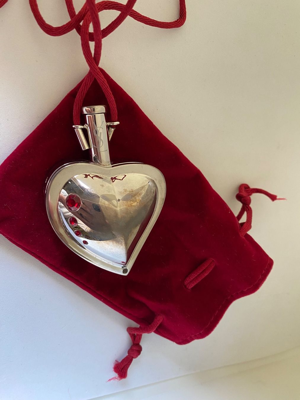 Saint Laurent Catenine: Collier avec miroir et gloss YSL – Nuovo (secondo la descrizione) da Bouveret venduto da wes_7zll 1