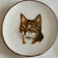 Kleiner Porzellanteller (Katze, r/w) f/Puppenstuben. NP 6.5