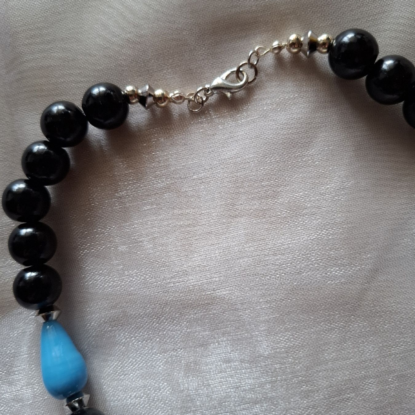 Catenine: Schwarze Modeschmuck- Kette mit blauen Akzenten – Nuovo (secondo la descrizione) da Dietikon venduto da Hirschkopf 1