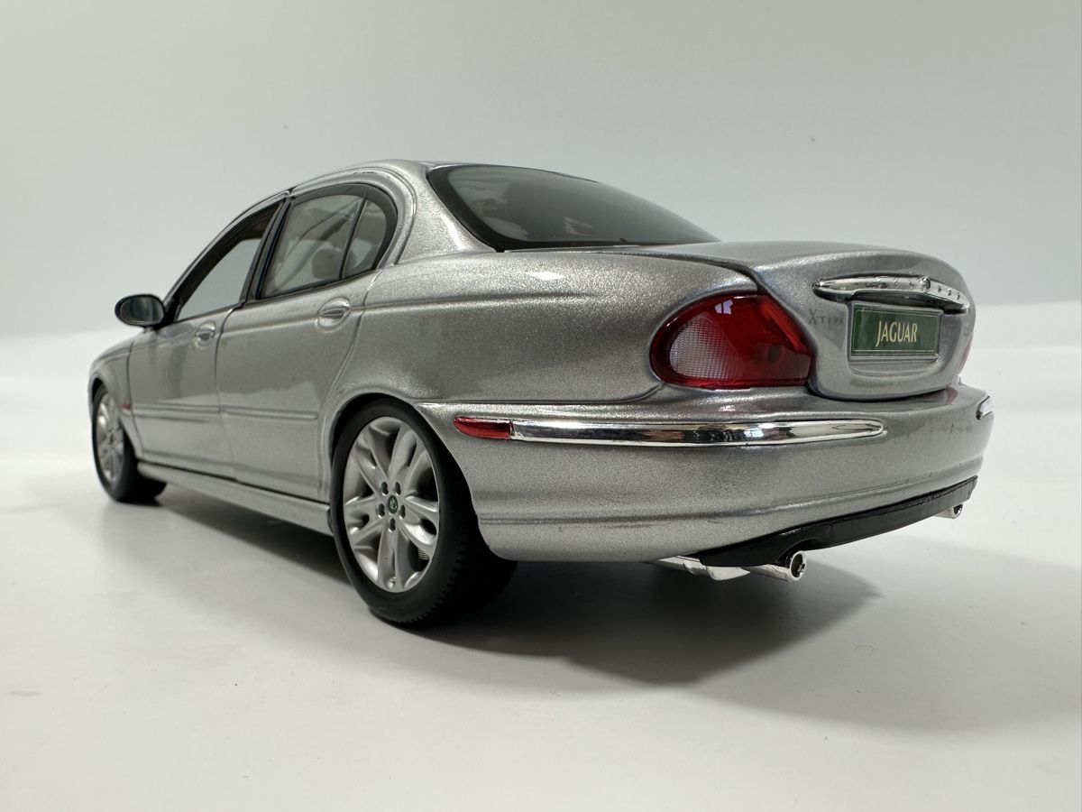 Maisto Modellini d'auto: Jaguar X-Type 3.0 1:18, silbrig, MAISTO  – Usato da Zofingen venduto da rf9_x2xt 3