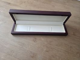 Schmuckschatulle hochglanz dunkelrot mit weissem Innenfutter