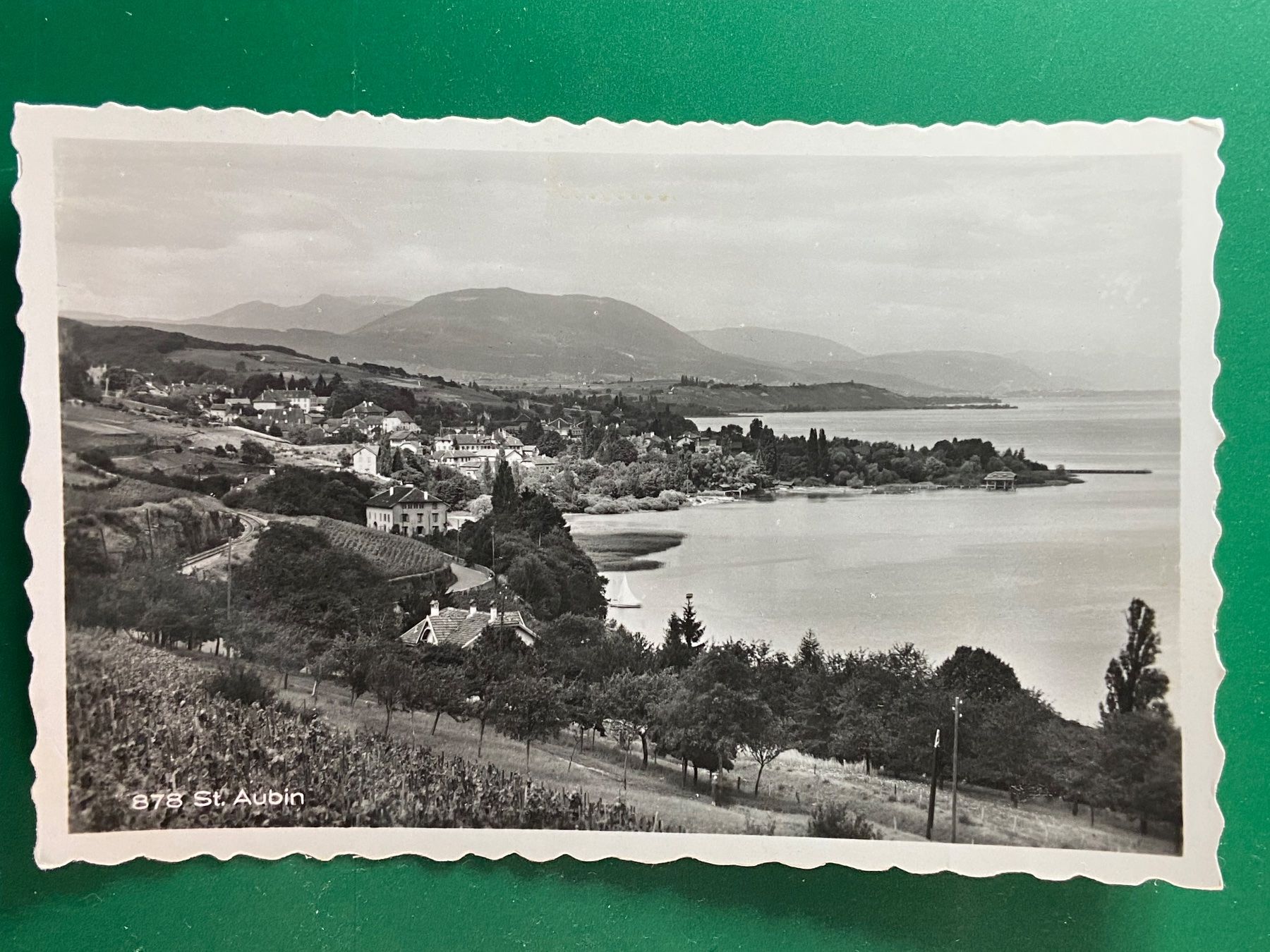 Cartoline postali: Alte Ansichtskarte St. Aubin, Neuenburgersee, 1952 – Usato da Steg VS venduto da _vinci_
