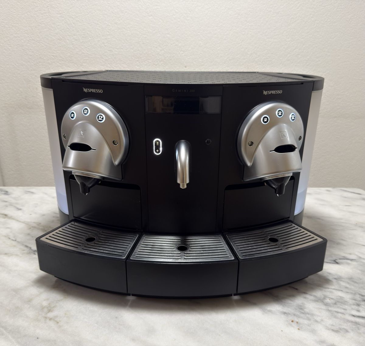 Nespresso Macchine per caffè & Macchine per espresso: Nespresso Gemini 200 – Usato da Schwarzenburg venduto da Tiiago.Pe