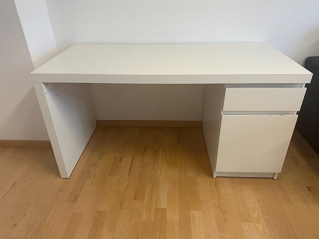 Ikea Scrivanie: Ikea Malm Schreibtisch (Gratis) – Usato da Luzern venduto da tom_zzfx