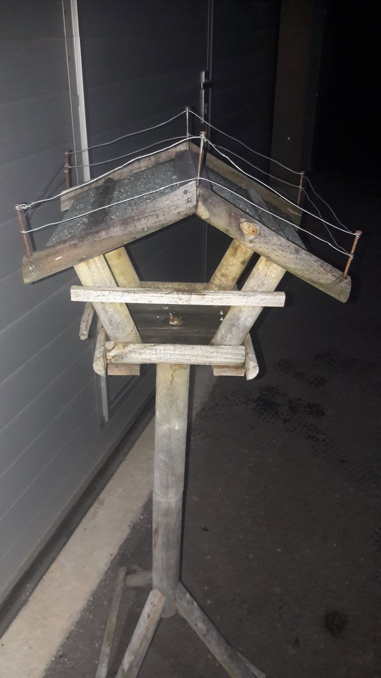 Casette per uccelli: Vogelfutterhaus auf einem Ständer – Usato da Laufen venduto da Mann455 5